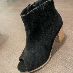cute black sandal/heel/bootie